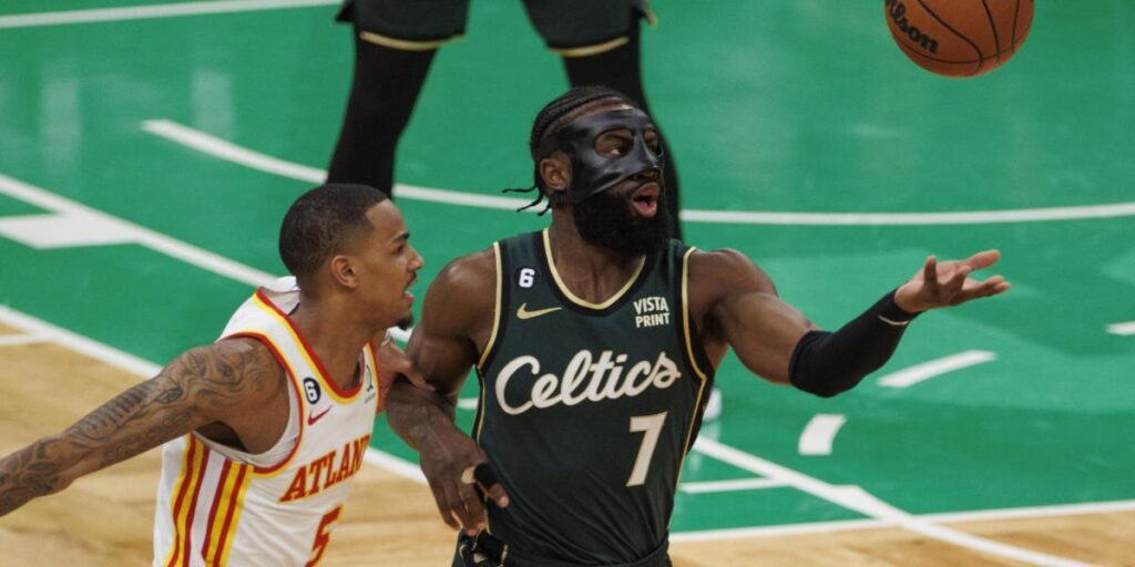 Los Celtics ponen firmes a los Hawks con una exhibición de equipo para empezar