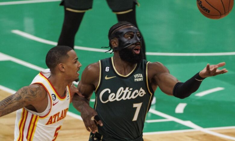 Los Celtics ponen firmes a los Hawks con una exhibición de equipo para empezar