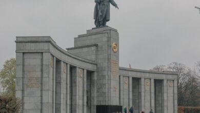 Los alemanes protegen los monumentos a las tropas soviéticas que derrotaron a los nazis
