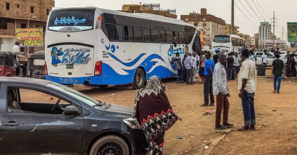 Los civiles huyen de los combates en Sudán hacia los países vecinos en problemas