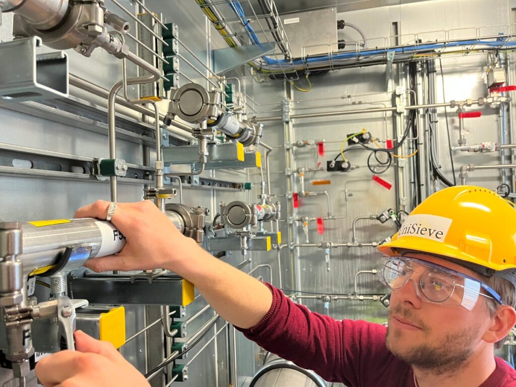 Los filtros de UniSieve utilizan cristales especiales para reducir las emisiones industriales