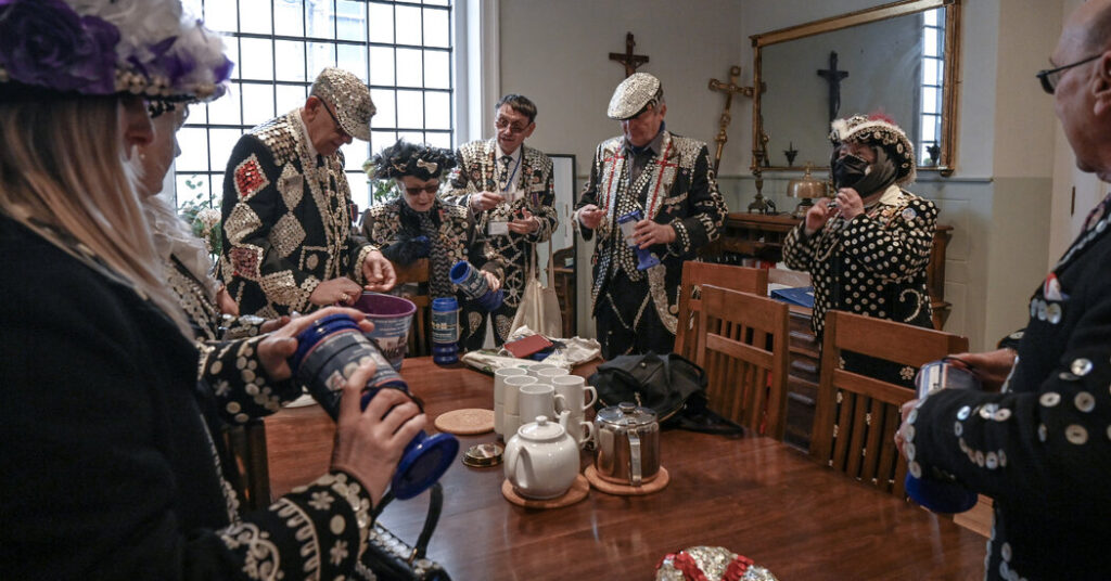 Los otros miembros de la realeza de Londres, los 'Pearlies', Keep Alive Cockney Customs