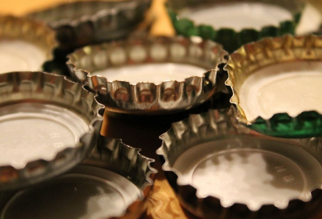 Los otros usos de las chapas de las botellas de vidrio que desconoces