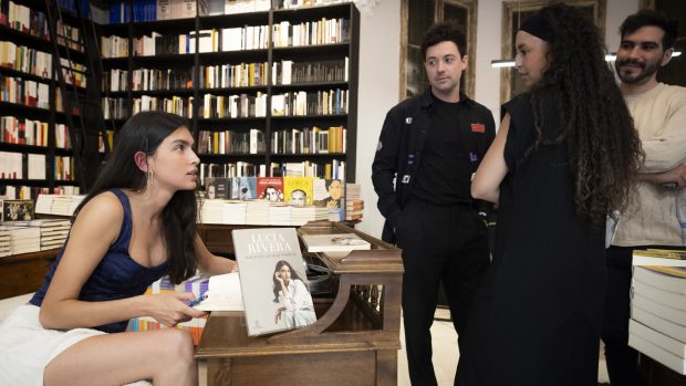 Lucía Rivera en su firma de libros / Gtres