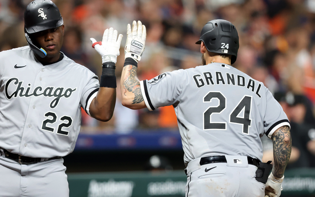 MLB: Medias Blancas abollan la corona de los Astros; mexicano Urías debuta con triunfo