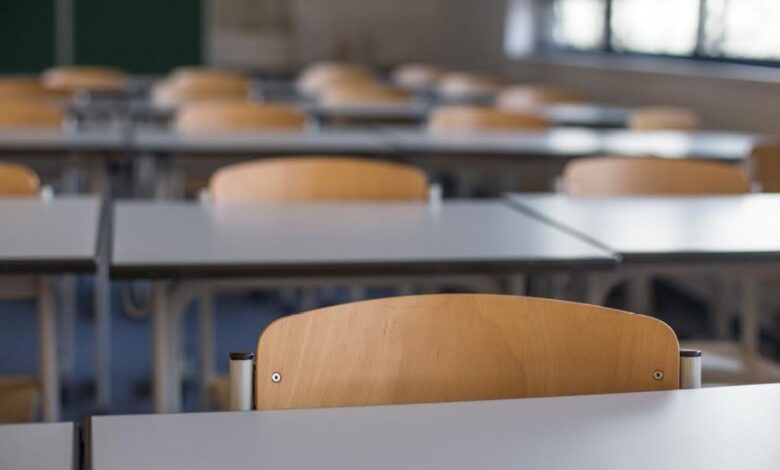 Maestro admite haber golpeado a estudiante de preparatoria de Dallas ISD, según registros