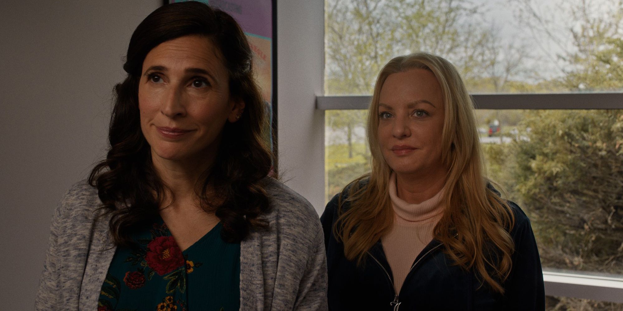 Michaela Watkins y Wendi McLendon-Covey sobre la nostalgia de la pintura de los 90