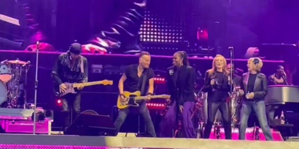 Michelle Obama y Kate Capshaw, en el escenario con 'The Boss'