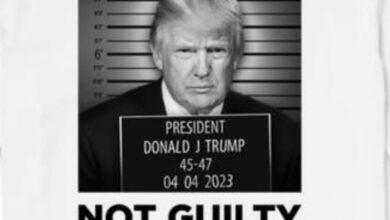 Mientras era arrestado, Trump lanza línea de playeras para recaudar fondos