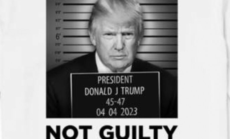 Mientras era arrestado, Trump lanza línea de playeras para recaudar fondos