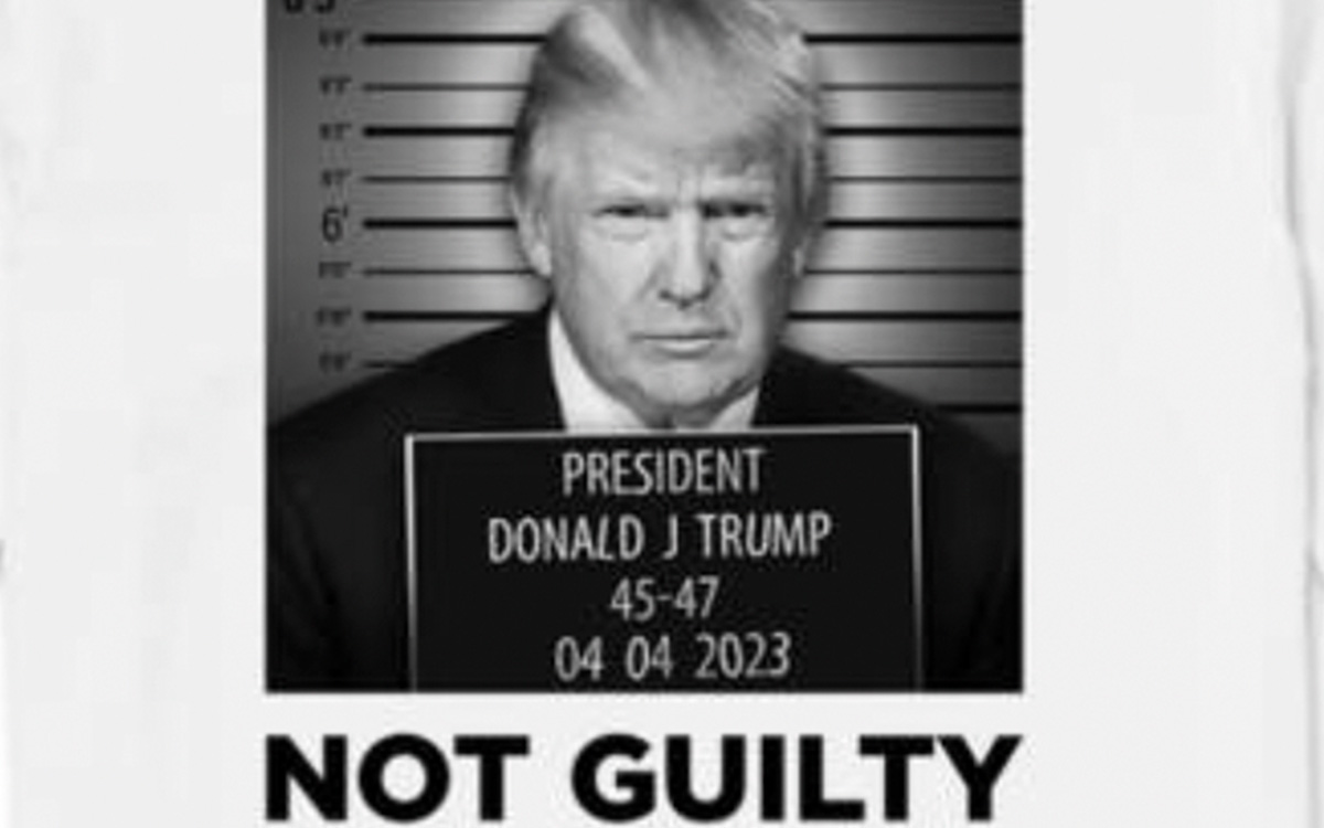 Mientras era arrestado, Trump lanza línea de playeras para recaudar fondos