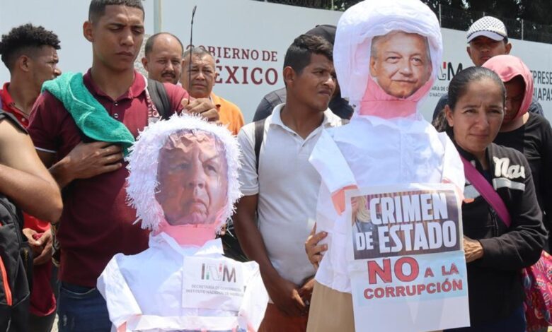 Migrantes incendian piñatas con imagen de AMLO y Francisco Garduño | Video