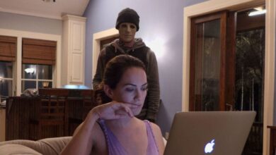 The killer watching the victim in Hush (2016)