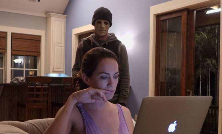 The killer watching the victim in Hush (2016)