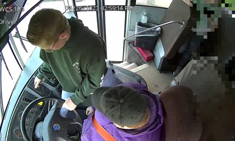 Niño para bus escolar tras desmayo de conductora en Michigan