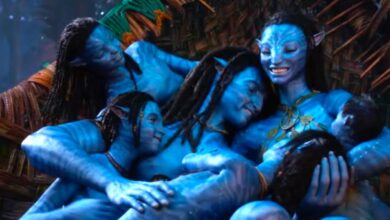 Jake Sully and the his Family cuddle in Avatar The Way Of Water