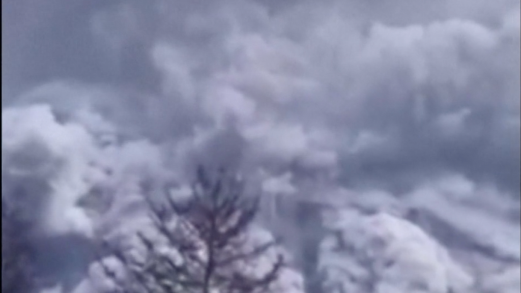 Nube de cenizas: hace erupción uno de los volcanes más activos de Rusia