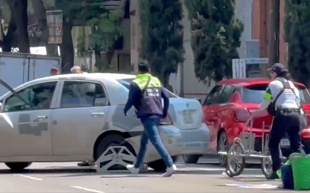 Para no pagar multa, conductor huye con inmovilizador puesto | Video