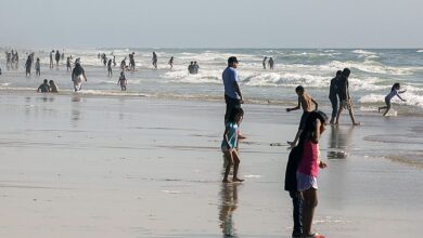 Pese a riesgo por materia fecal, bañistas acuden a Playas de Tijuana