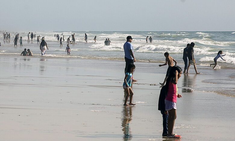 Pese a riesgo por materia fecal, bañistas acuden a Playas de Tijuana