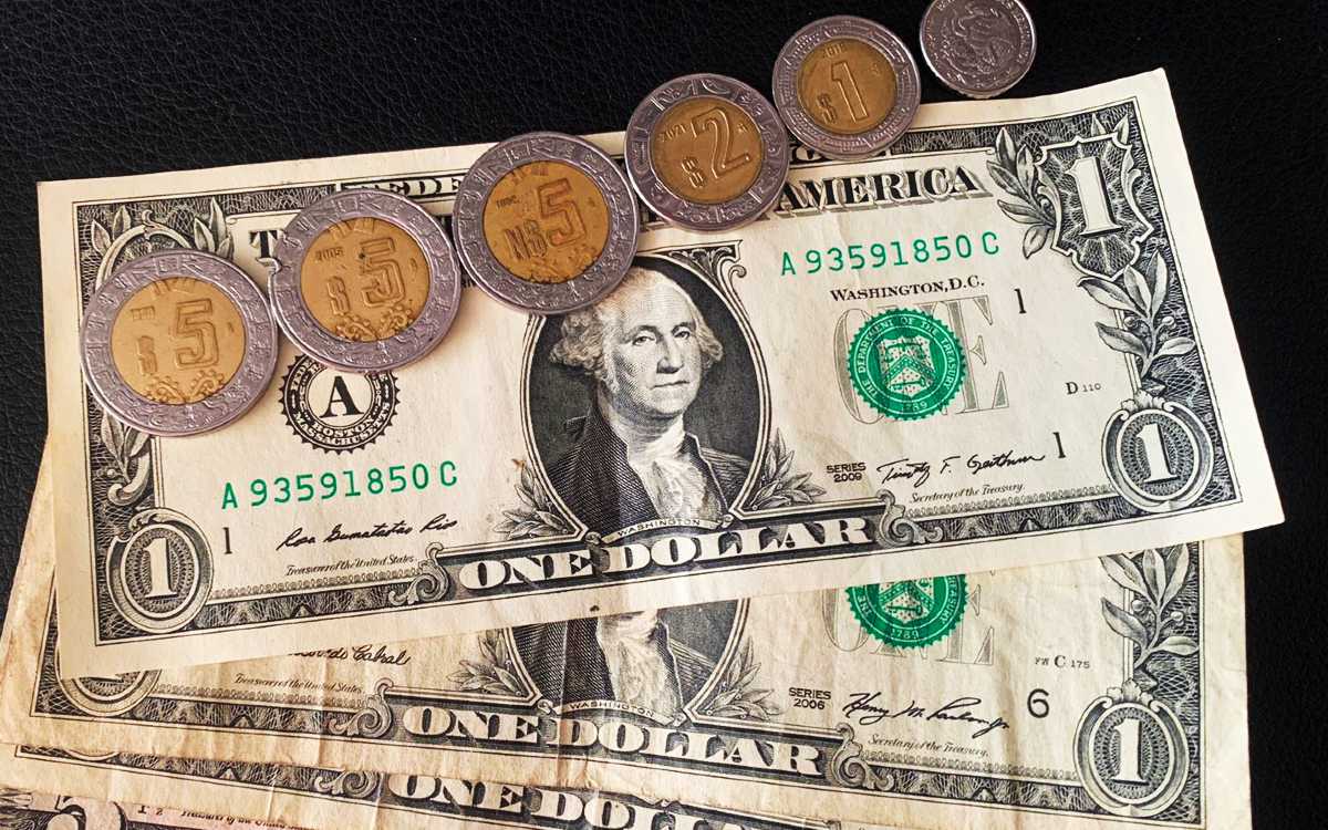 Peso y bolsa retroceden ante riesgo de recesión