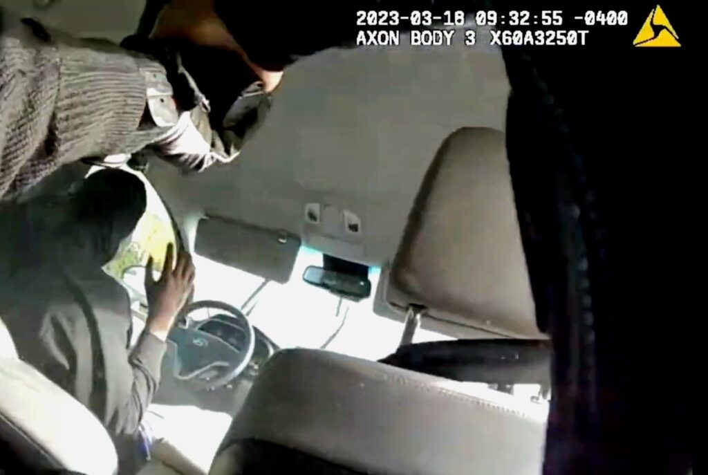 Policía en EU asesina a afrodescendiente de 17 años | Videos