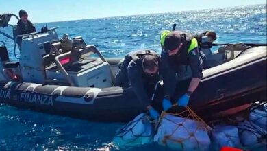 Policía italiana encuentra dos toneladas de cocaína flotando en el mar
