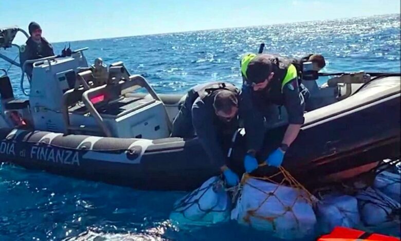 Policía italiana encuentra dos toneladas de cocaína flotando en el mar