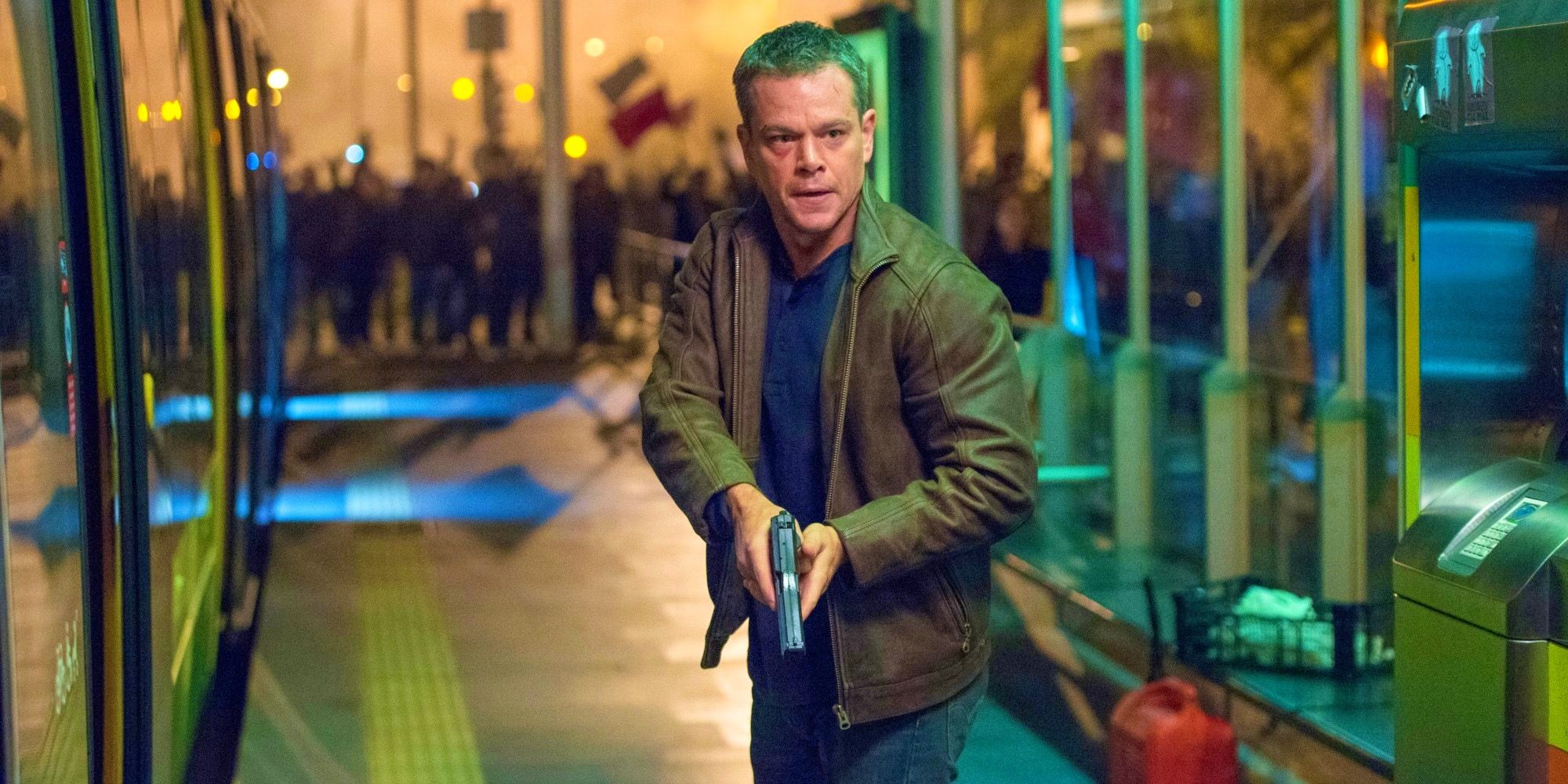 matt damon as jason bourne holding gun
