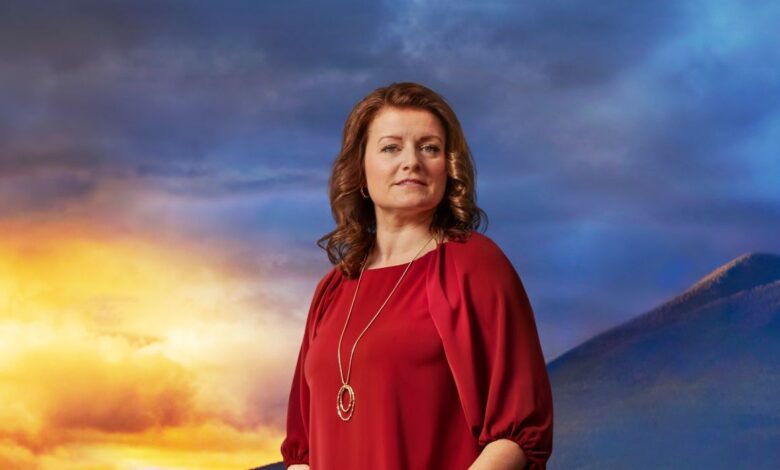 Robyn Brown from Sister Wives season 17 posing in front of outdoor background