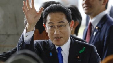 Primer ministro japonés sale ileso de 'bomba de humo' y reanuda campaña