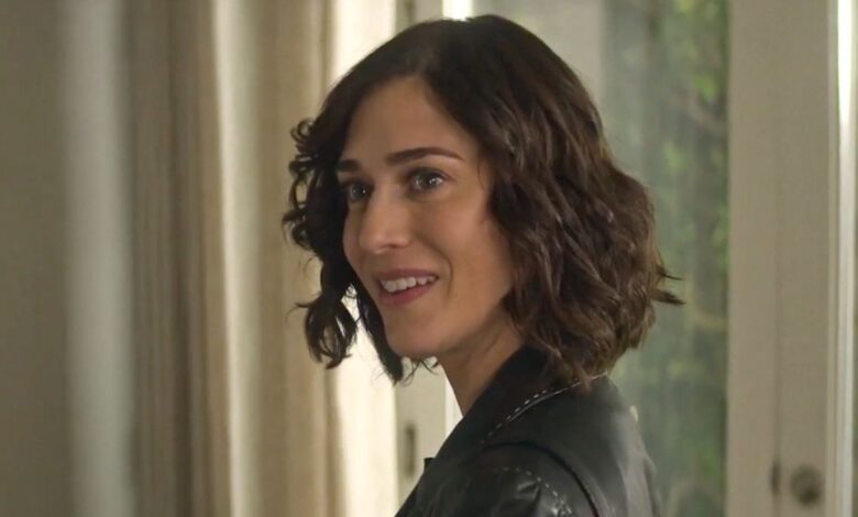 Lizzy Caplan as Alex Forrest smiling in Fatal Attraction.