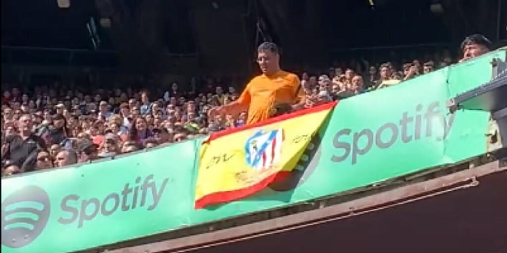 Quitan una bandera a un hincha del Atleti en el Camp Noy y acaba expulsado