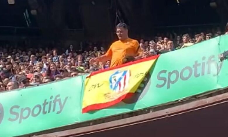 Quitan una bandera a un hincha del Atleti en el Camp Noy y acaba expulsado