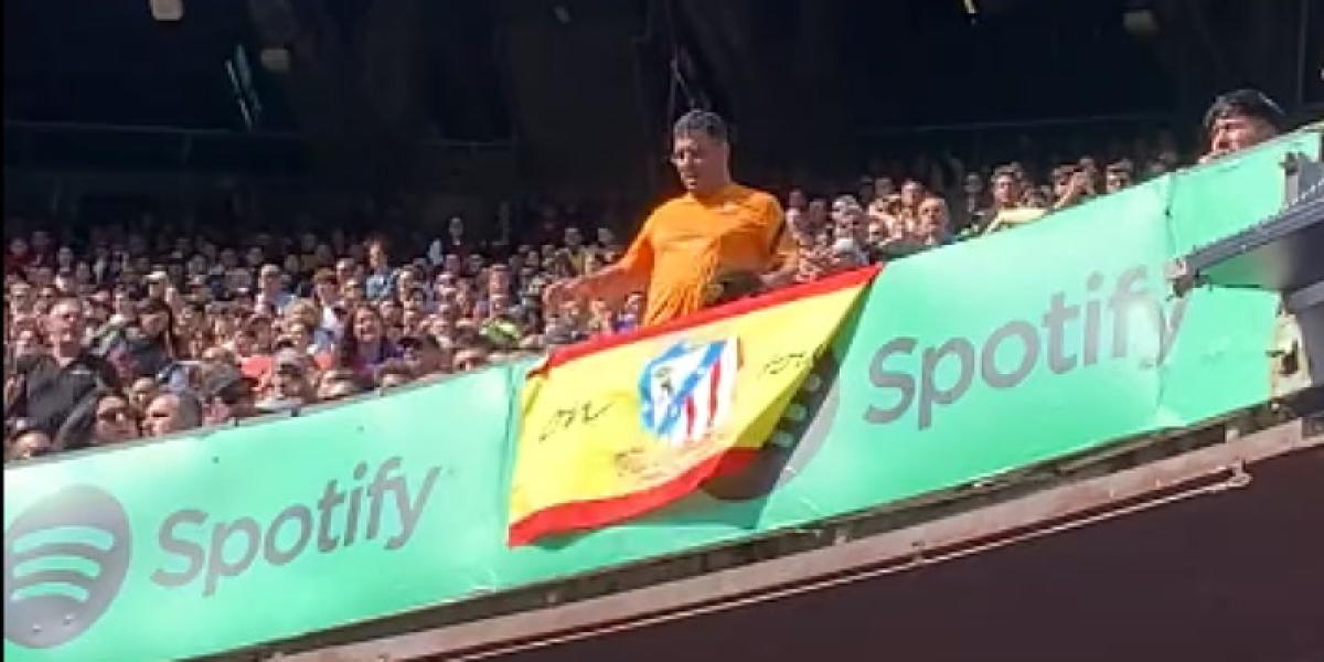 Quitan una bandera a un hincha del Atleti en el Camp Noy y acaba expulsado