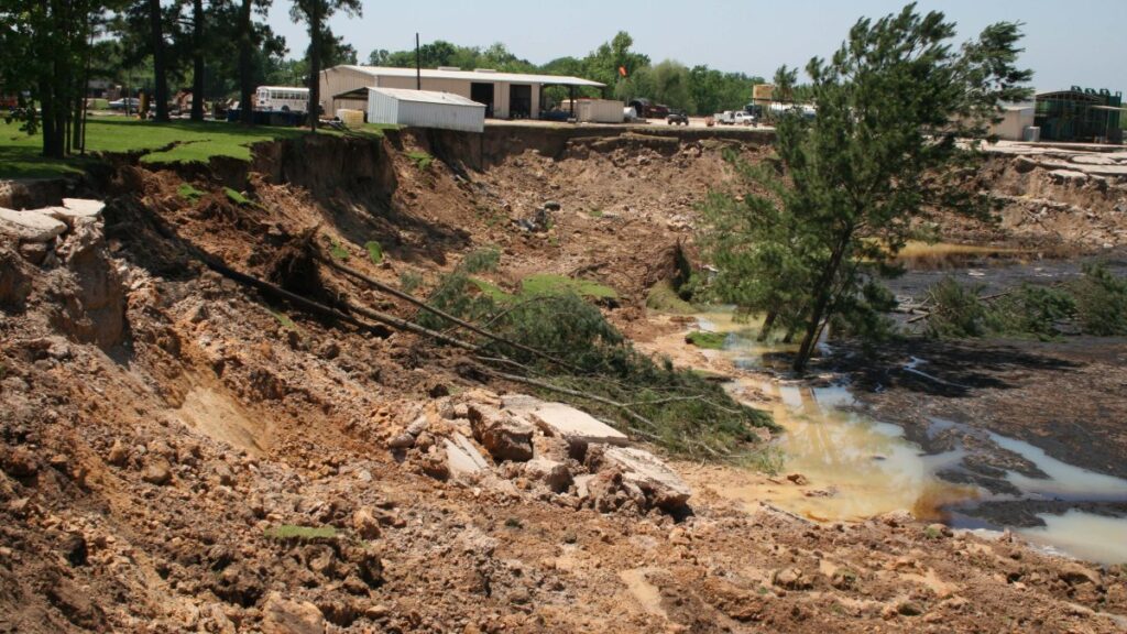 Reaparece gigantesco socavón en Daisetta, Texas