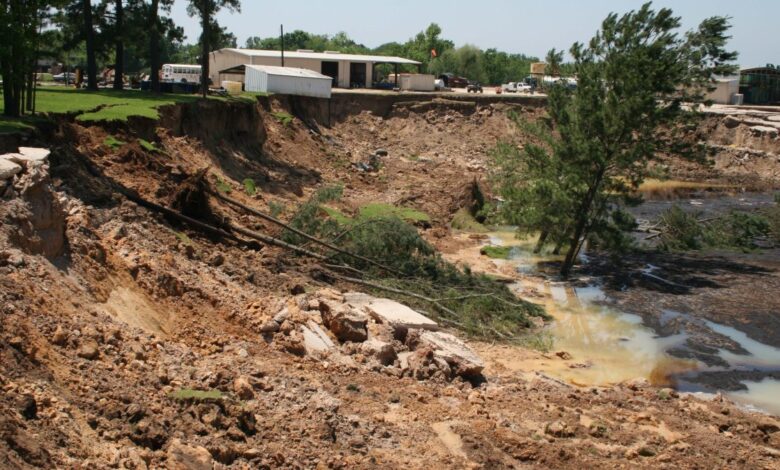 Reaparece gigantesco socavón en Daisetta, Texas