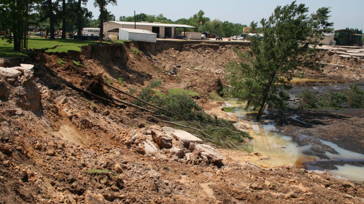 Reaparece gigantesco socavón en Daisetta, Texas