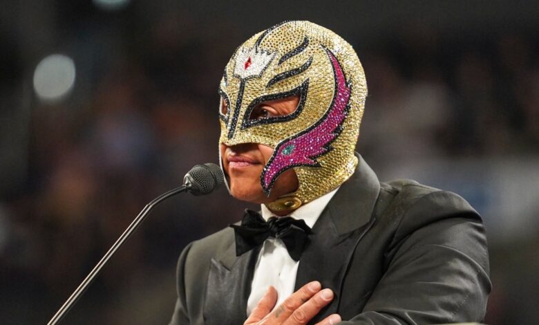 Rey Mysterio es inducido al Salón de la Fama de WWE | Video