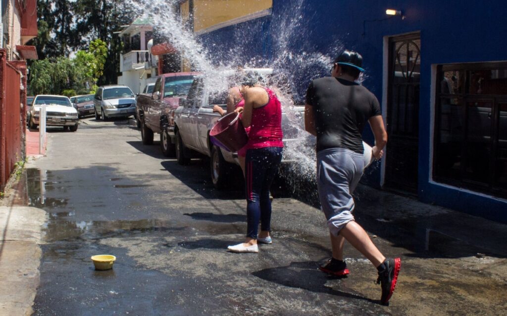 Sábado de Gloria: Desde multas hasta arrestos por desperdiciar agua en CDMX y Edomex
