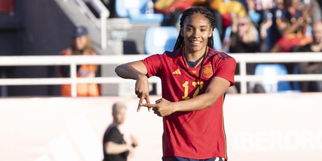 Salma Paralluelo: "Cuando el equipo trabaja bien, llegan los goles"