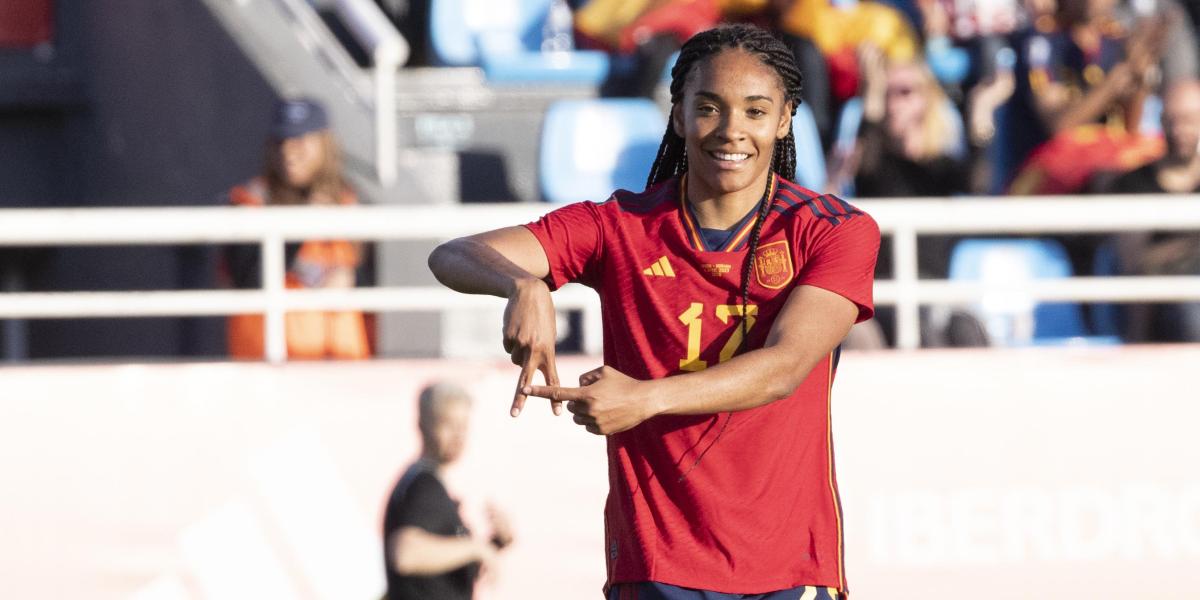 Salma Paralluelo: "Cuando el equipo trabaja bien, llegan los goles"