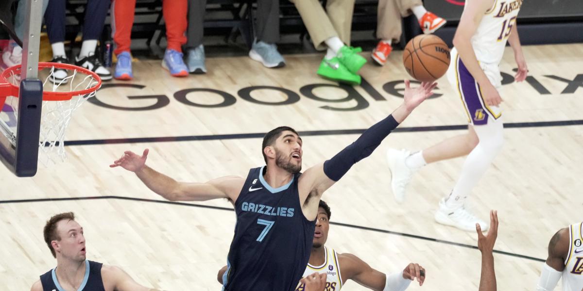 Santi Aldama debuta en los playoffs con brillo y protagonismo