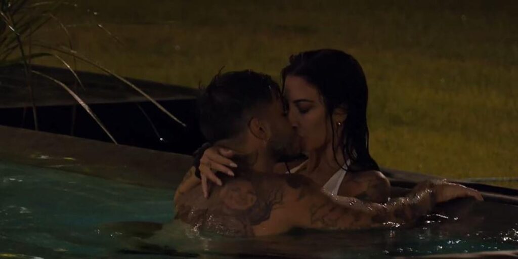 Sexo en 'La isla de las tentaciones': Naomi y Napoli se lo montan delante de sus compañeros