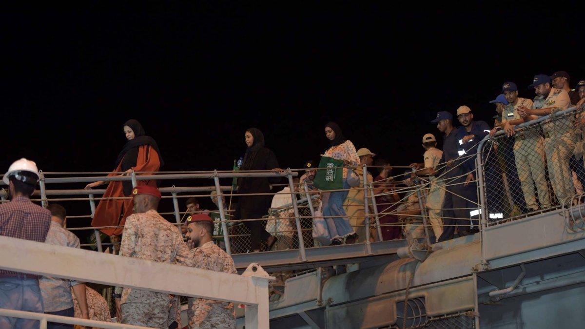 Sumergidos en el terror: miles evacúan Sudán, mientras otros buscan refugio