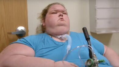 Tammy Slaton from 1000-lb Sisters wearing blue t-shirt with trach tube
