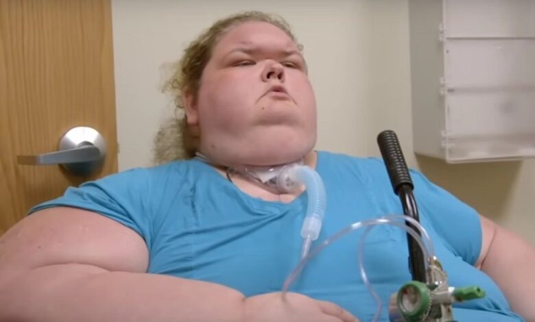 Tammy Slaton from 1000-lb Sisters wearing blue t-shirt with trach tube