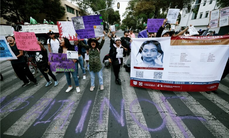 'Te vamos a encontrar Inof', protestan en Fiscalía CDMX por desaparición de rapera