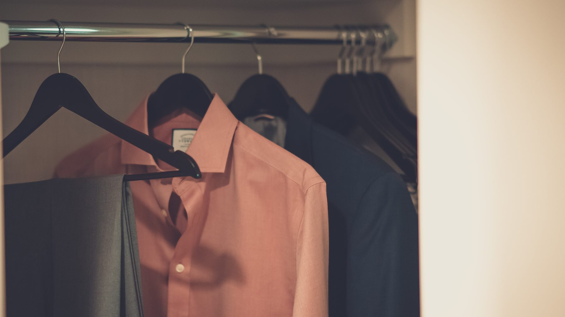 Todo el mundo está poniendo las perchas del revés en el armario: la curiosa razón