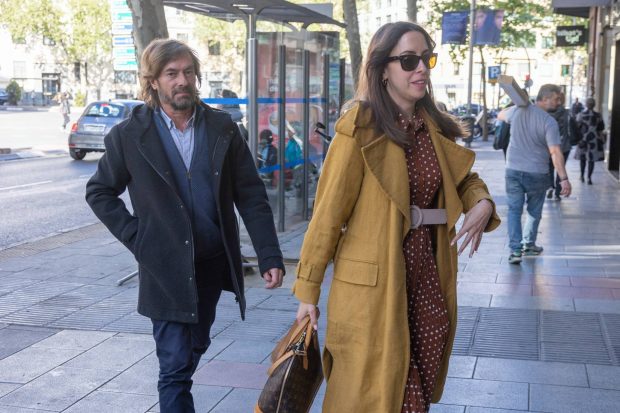 Elena Hormigos y Santiago Pedraz paseando. / Gtres